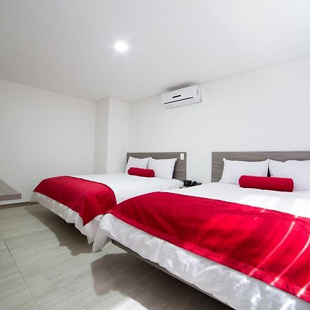 Hotel Med 70 Medellin Bagian luar foto
