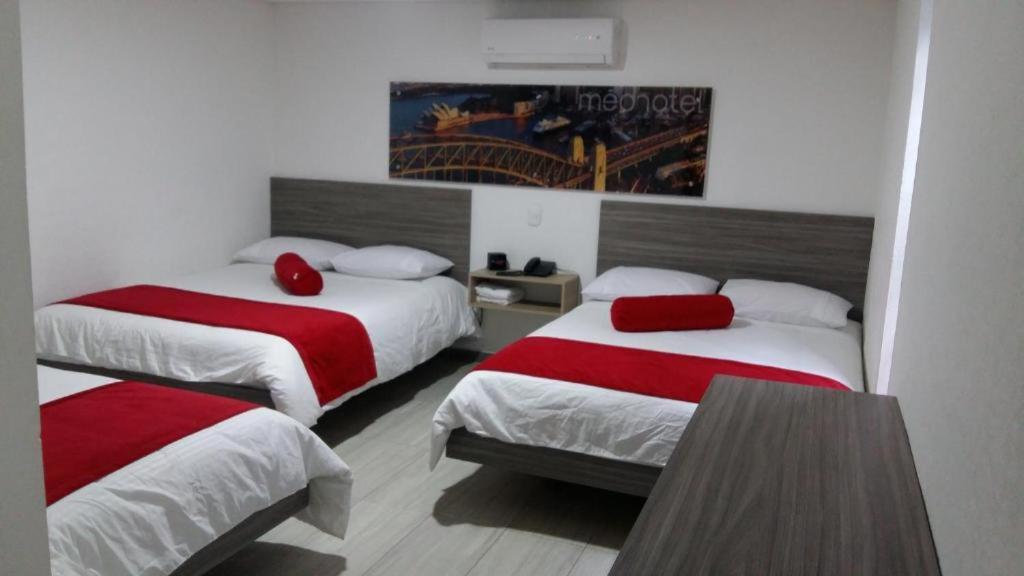 Hotel Med 70 Medellin Bagian luar foto