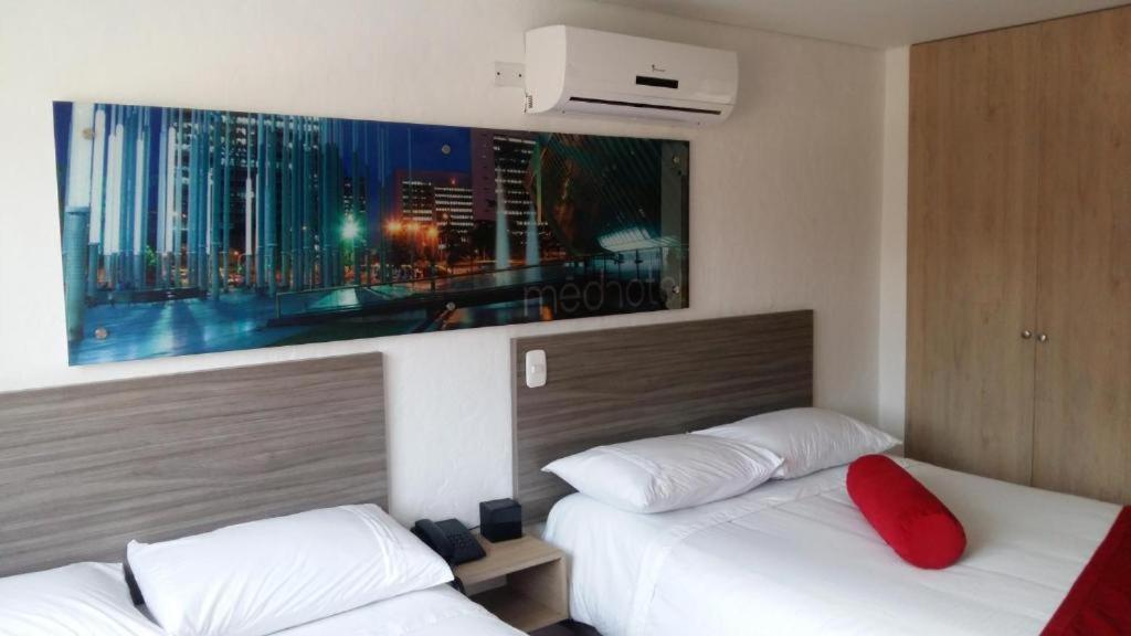 Hotel Med 70 Medellin Bagian luar foto