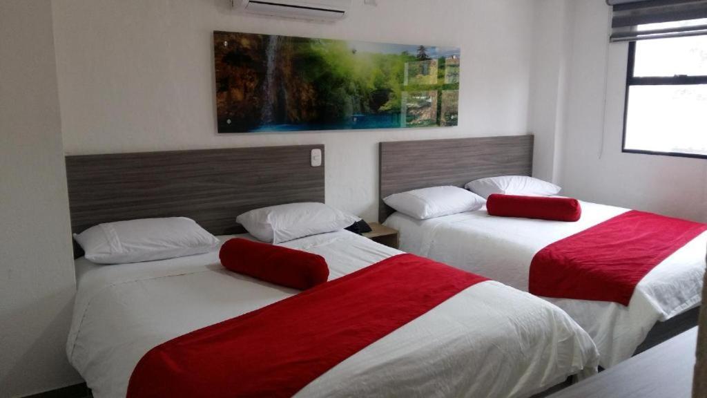 Hotel Med 70 Medellin Bagian luar foto