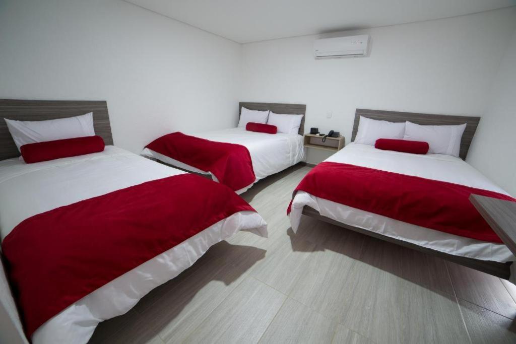 Hotel Med 70 Medellin Bagian luar foto