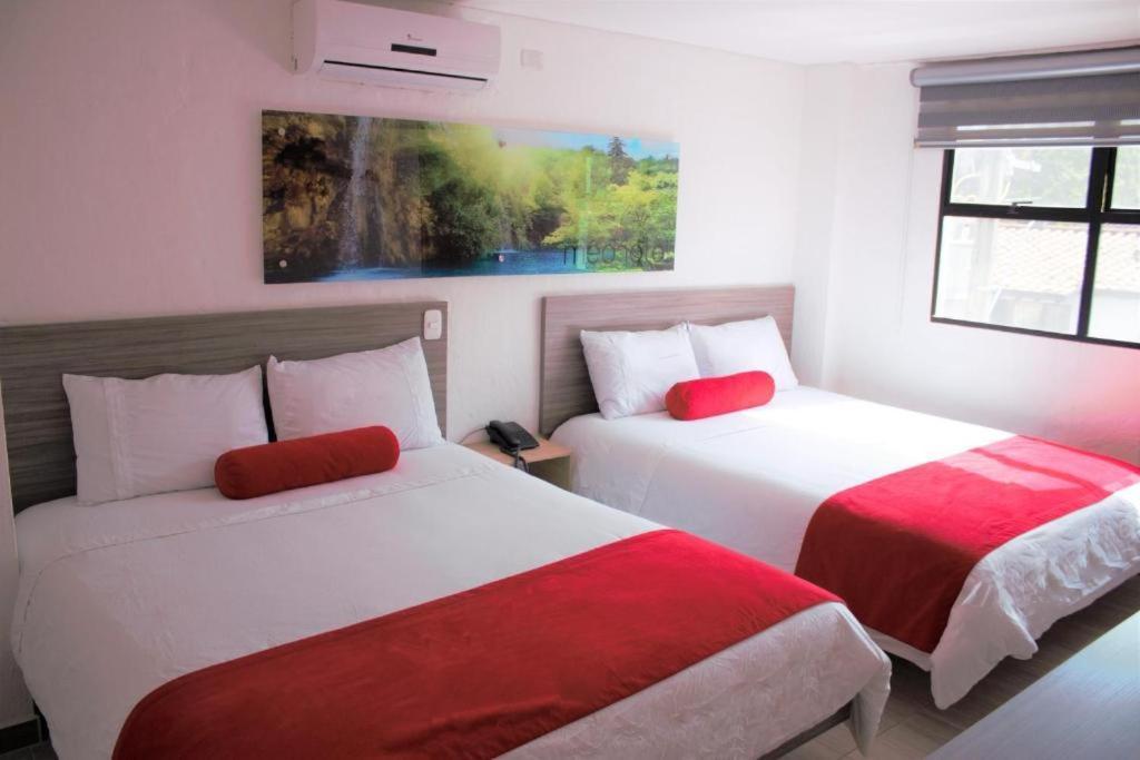 Hotel Med 70 Medellin Bagian luar foto