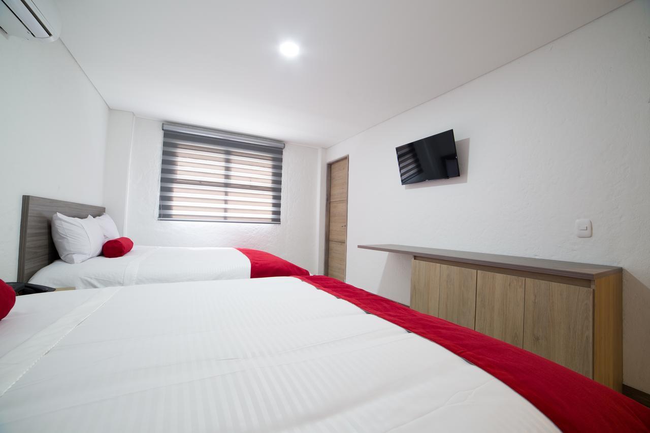 Hotel Med 70 Medellin Bagian luar foto