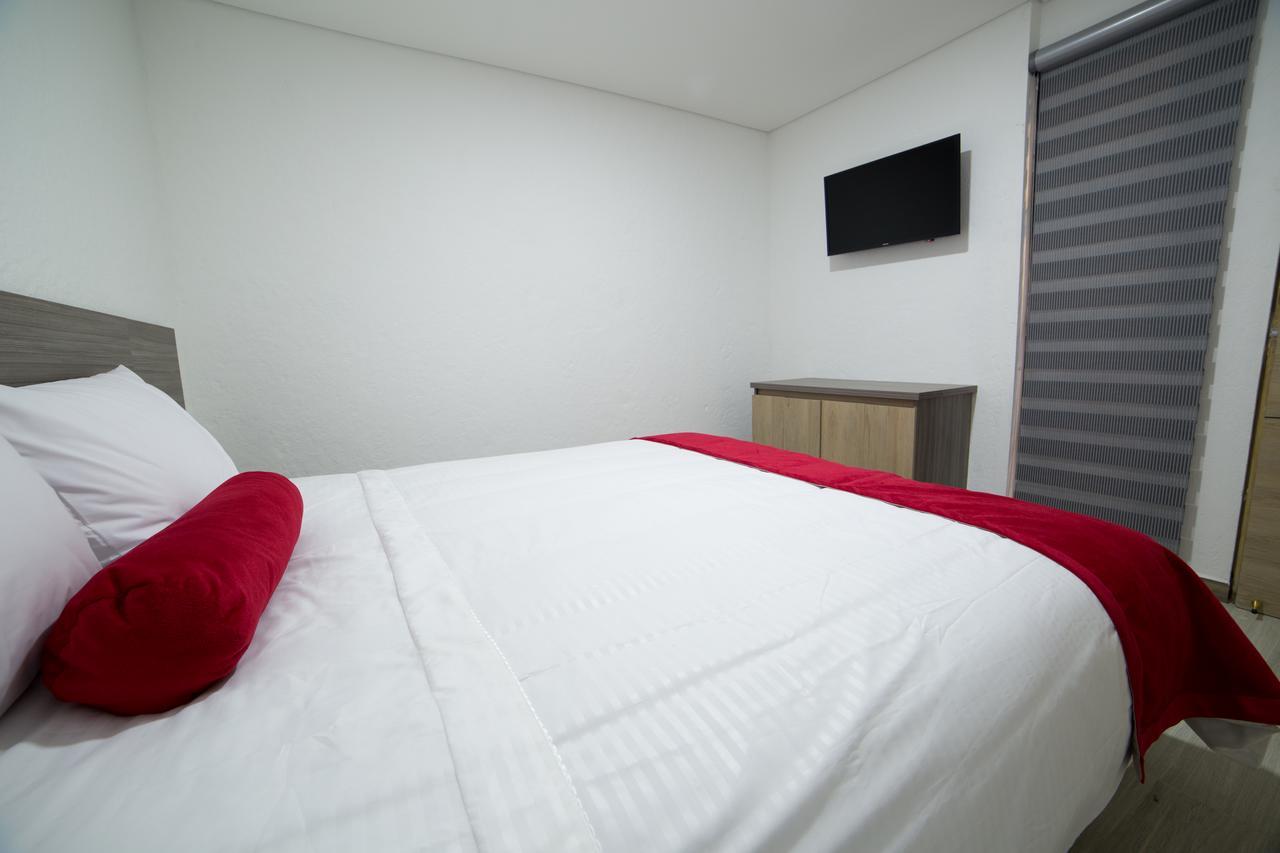 Hotel Med 70 Medellin Bagian luar foto