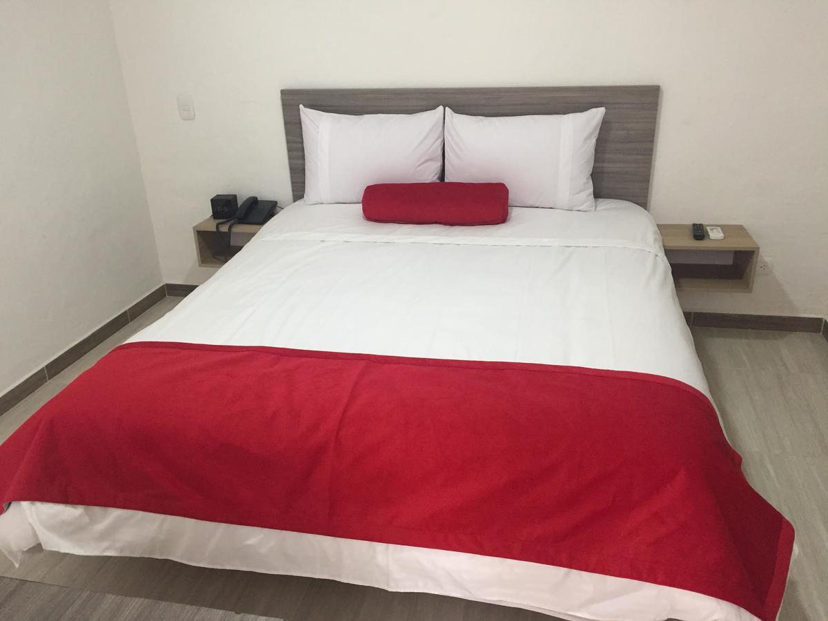 Hotel Med 70 Medellin Bagian luar foto