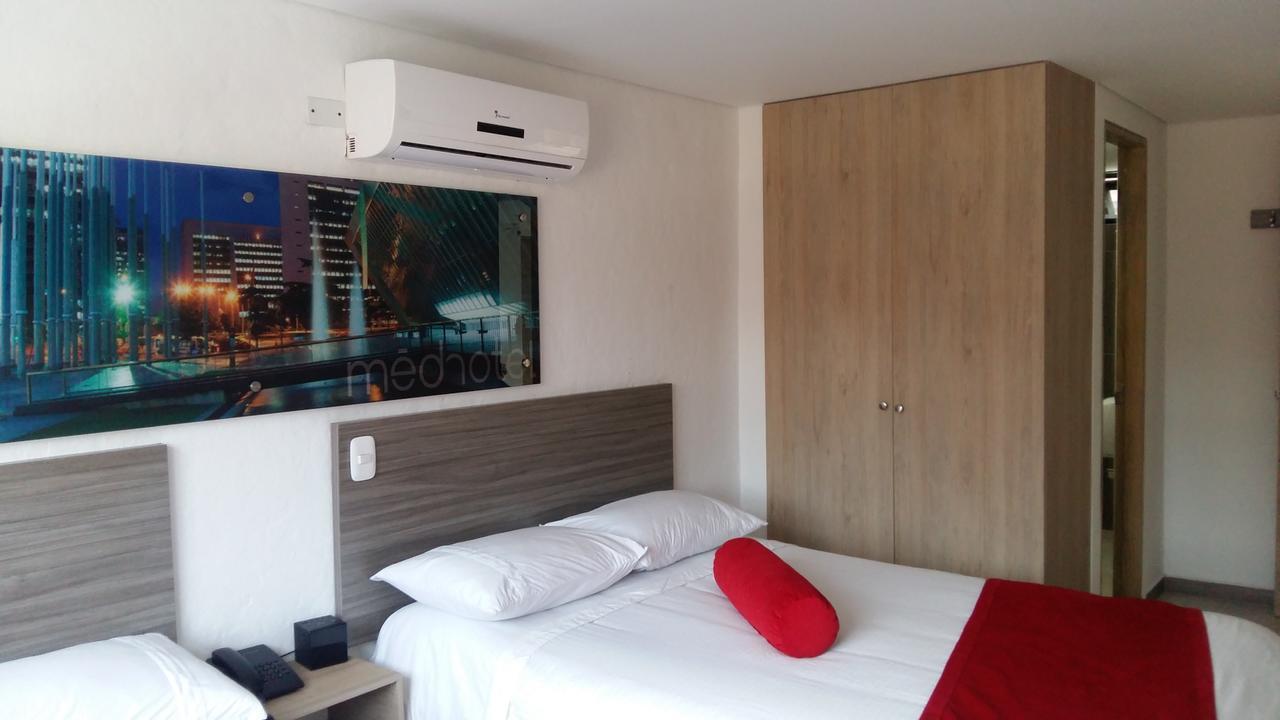 Hotel Med 70 Medellin Bagian luar foto