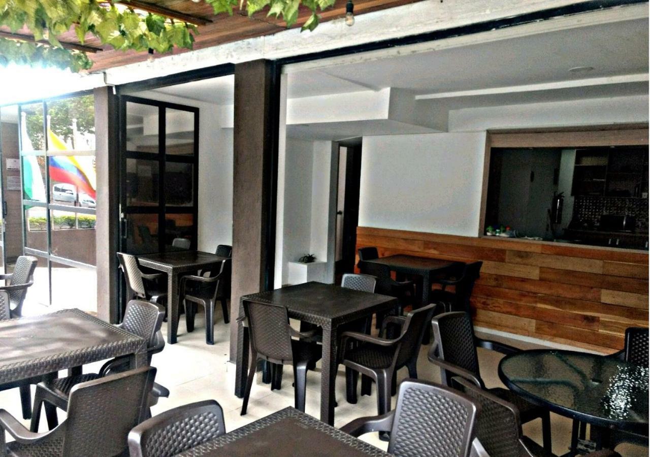 Hotel Med 70 Medellin Bagian luar foto